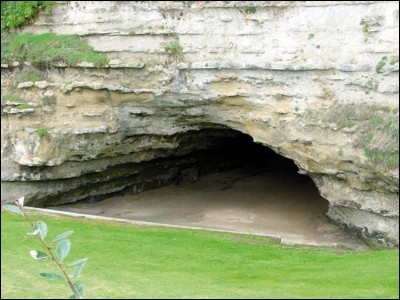 Où trouve-t-on la Chambre d'Amour, grotte creusée dans les rochers, qui au XVIIe siècle a abrité les amours tragiques de deux jeunes gens ?