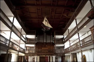 Notre-Dame de l'Assomption (XVIe siècle) avec ses galeries construites au XVIIe siècle pour faire face à l'accroissement de la population, se visite à...