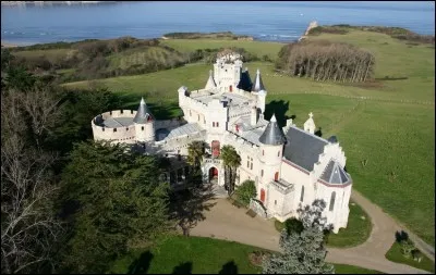 Quel est ce château dressé sur les falaises d'Hendaye depuis 1864, étonnant observatoire qui domine le paysage ?