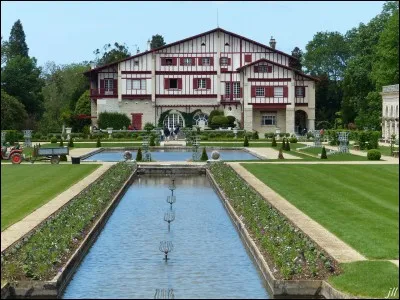 La villa Arnaga, à Cambo-les-Bains, superbe bâtisse basque est entourée d'un jardin conçu par son heureux propriétaire, qui était...
