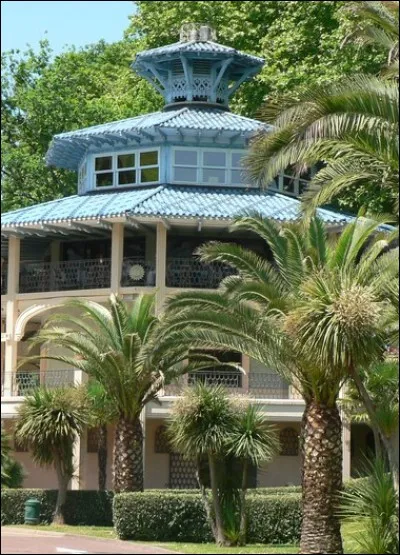 Cambo-les-Bains est aussi une ville thermale, dont les eaux riches en soufre et en magnésium soignent les affections...