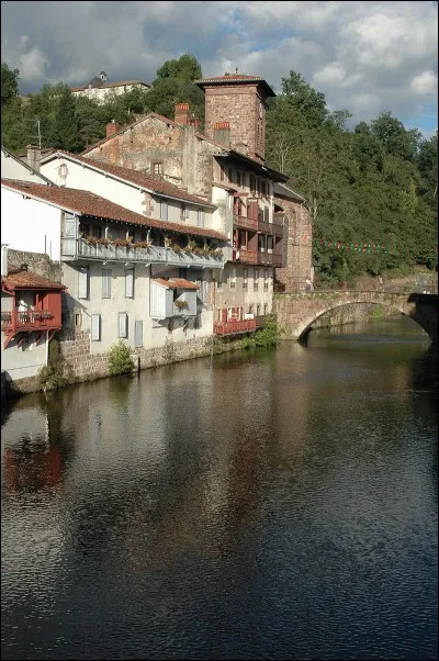 C'est une toute petite ville sur le chemin de Saint-Jacques, entourée de remparts en grès rose. Ses maisons surplombent la Nive et la rue d'Espagne accueille les pélerins. Nous sommes à...