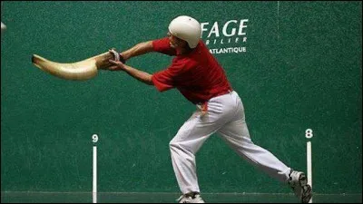 Les jeux de pelote, avec ou sans chistera, se déroulent à l'extérieur ou dans une salle appelée...