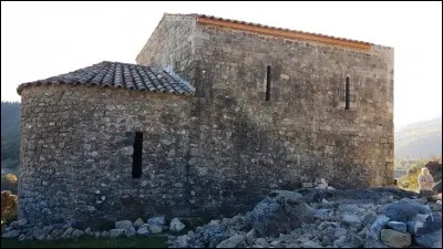 Sous la chapelle, à son aplomb, se trouve :