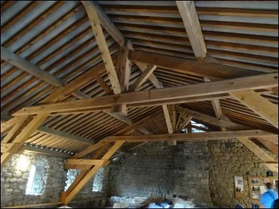 Sa charpente, conçue par des Compagnons du Devoir, a été réédifiée en :