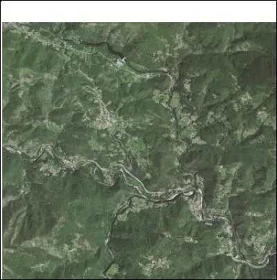 Le Rocher Rolandy, où est bâti le château, est à l'altitude :