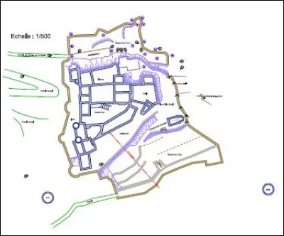 L'enceinte extérieure du château mesure :