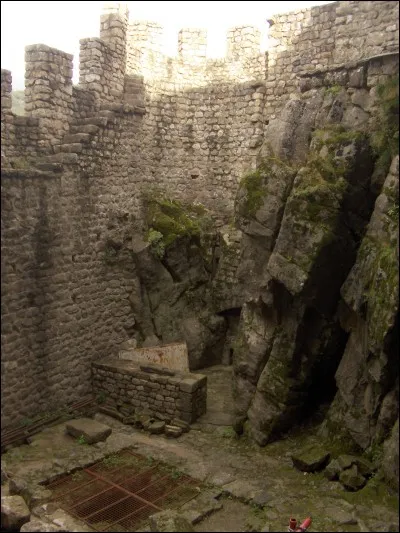 La citerne du château a une profondeur d'environ...