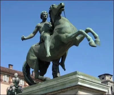 Qu'indique une statue équestre dont le cheval a les deux jambes avant levées, selon une légende urbaine ?