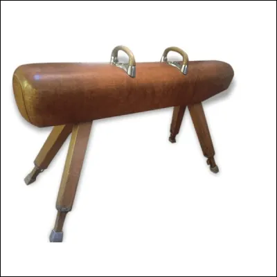 Le cheval d'arçons est un agrès en gymnastique artistique réservé aux hommes.