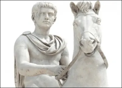 Quel empereur romain a envisagé de donner le titre de consul à son cheval 'Incitatus' ?