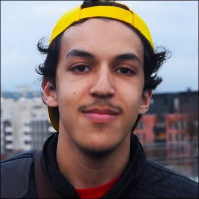 Qui est ce youtubeur qui fait des pulsions lors de ses dégustations ?