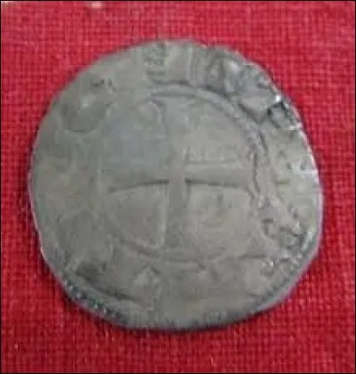 Parmi les pi&egrave;ces de monnaies d&eacute;couvertes en fouilles, l'une a pu &ecirc;tre dat&eacute;e tr&egrave;s pr&eacute;cis&eacute;ment de 1389. Il s'agit...