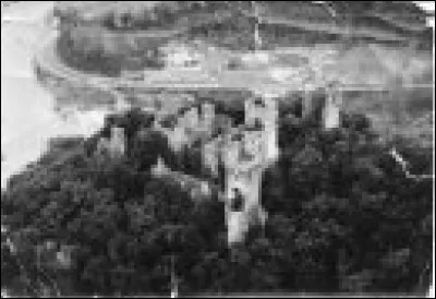 Au d&eacute;gagement des ruines, en 1969, il ne subsistait comme fen&ecirc;tres &agrave; la grande salle que...