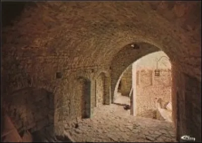 On peut dater le passage vo&ucirc;t&eacute; qui m&egrave;ne &agrave; la citerne comme "tardif" car...