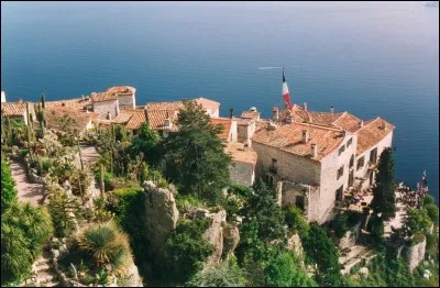 Èze est une commune touristique de la Côte d'Azur.
