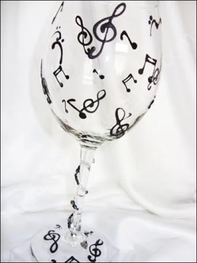 À qui appartiennent les paroles "Dans mon verre, je regarde la mer" ?