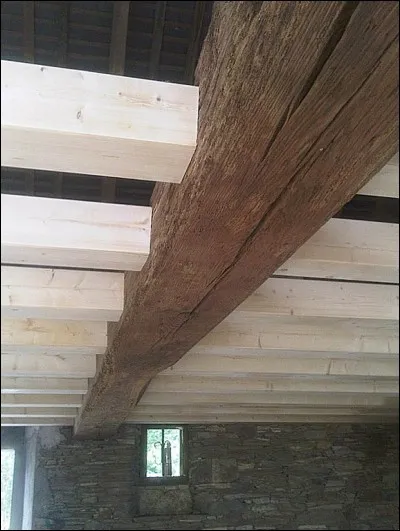 Les trois poutres du plafond de l'actuel réfectoire sont en châtaignier massif.