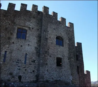 Le château a été construit en granite mais les fenêtres à meneaux du XVIe siècle étaient en grès.
