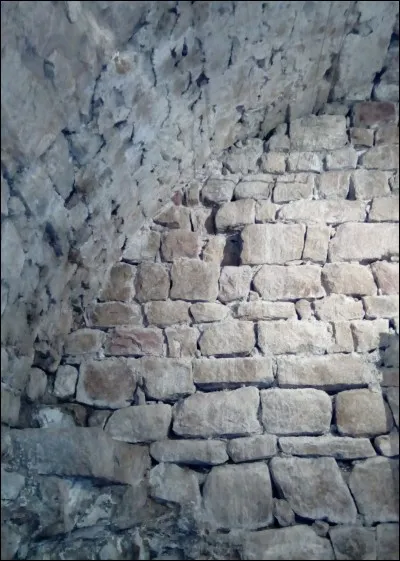 Un escalier permettait de monter des parties basses au rocher de la cour de la citerne.