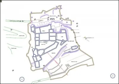 L'enceinte extérieure compte deux portes, la grande porte nord et la grande porte sud.