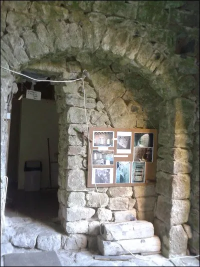 La pièce des sanitaires actuels fut voûtée à une époque.