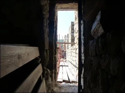 La plus haute porte sud du donjon donne sur le chemin de ronde de la courtine ouest.