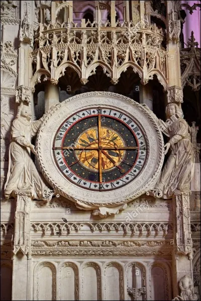 Il y a eu une horloge au château.