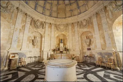 C'est le Versailles des mers, à 7 km du continent, il possède même une chapelle au deuxième étage.