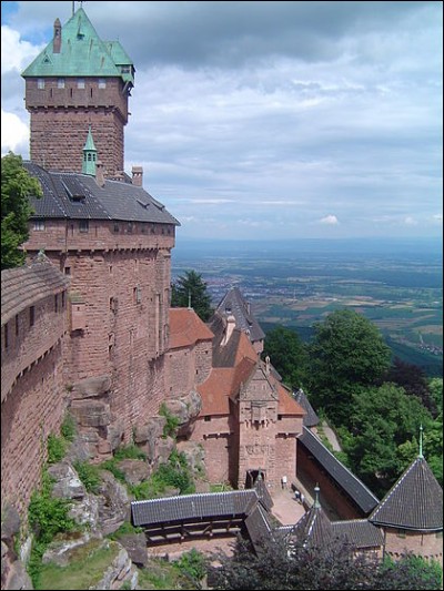 Perché à 757 m sur un promontoire rocheux, ce château fort de grès rose, édifié à partir du XIIe siècle, doit sa restauration à l'empereur Guillaume II au début du XXe siècle.