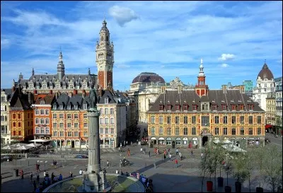 C'est une grand'place baroque et flamande, avec des bâtiments datant du XVIIe au XXe siècle et dominée par le beffroi de la Chambre de commerce et d'industrie.