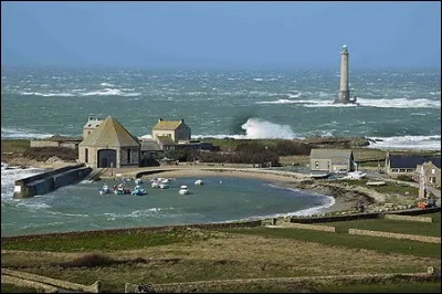 Un cap sur lequel la pointe de Goury abrite un port miniature (plus petit de France) avec un abri octogonal pour le canot de la SNSM.