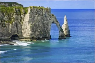 Son Aiguille creuse intrigue, le site charme les visiteurs, séduit les peintres. Ses falaises blanches, sa plage de galets, sa chapelle sur la falaise d'Amont, vous êtes à...