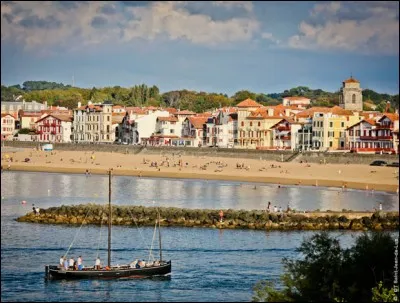Sur le front de mer on longe de somptueuses villas aux volets rouges et de grands hôtels des années 1920-1930. C'est là que Louis XIV épousa l'Infante Marie-Thérèse.