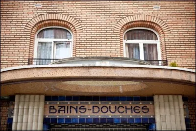 Dans quelle ville la société mondaine et artistique se donnait rendez-vous aux 'Bains Douches' dans les années 1980 ?
