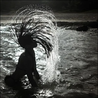 Quel animateur à la personnalité caractérielle et autoritaire présentait l'émission 'Bains de minuit' ?