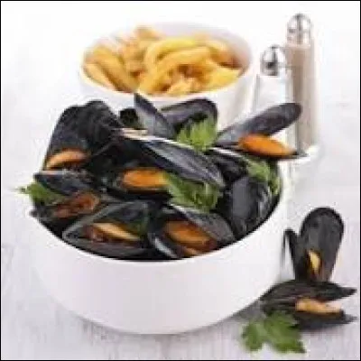 Les moules-frites sont un mets originaire de Belgique.