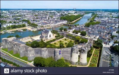 32 + 17 mène au département :