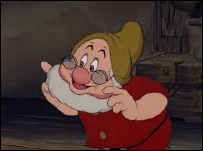 Qui est ce nain qui est vêtu de rouge avec un pull à manches courtes ?