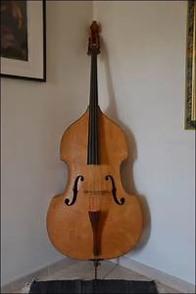 En quelle clé la contrebasse joue-t-elle ?