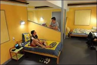 On m'emploie pour désigner l'intérieur mais des élèves dormant dans leurs établissements peuvent aussi être qualifiés de mon nom...