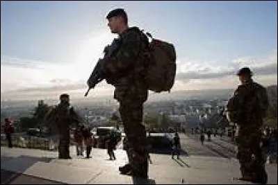 On m'utilise pour désigner la majorité mais je suis aussi un grade militaire...