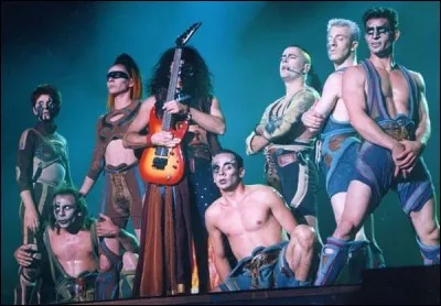 Complétez ces paroles : On se caresse, on se cajole 
On se ...., on se console