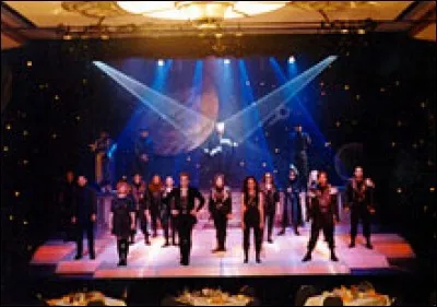 Qui chante The World Is Stone ?