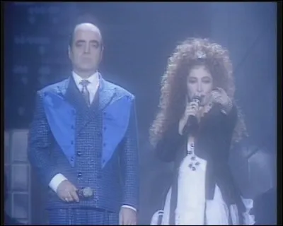 Comment s'appelle l'animatrice vedette qui présente l'émission Starmania ?