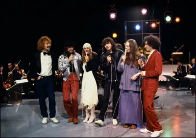 Comment s'appelle la discothèque située au sommet de la tour dorée ?