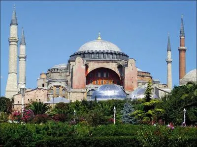 La basilique Sainte-Sophie fut rige sous le rgne de Constantin, en Turquie dans la ville d'Istanbul ou encore Constantinople. L'anne du dbut de la construction de l'difice, la ville portait un autre nom :
