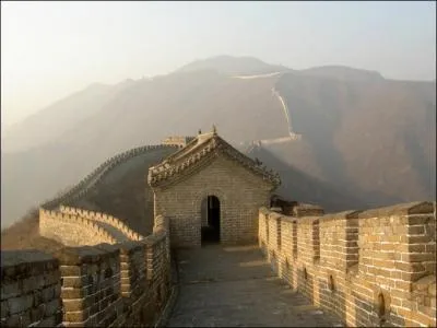 La Grande Muraille de Chine est en fait l'unification de fortifications dj existantes. Cette dmarche a t entame par l'empereur Qin Shi Huangdi. Quelles en sont la hauteur et la largeur (en moyenne) ?