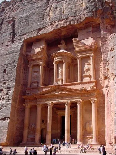 Ptra (Jordanie) apparat dans le film Indiana Jones et la Dernire Croisade, mais quel peuple a construit cet ensemble unique ?