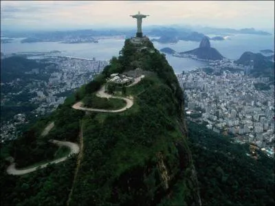 Le Christ du Corcovado veille depuis 1931 sur la ville de Rio de Janeiro. Le Corcovado est la colline sur laquelle a t rige cette statue dont le vrai nom est :